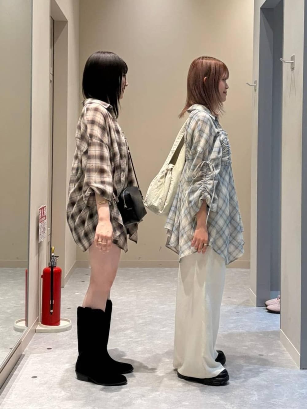 ブラック系のブーツ、ブラック系のローファー、ホワイト系のその他パンツを着用したレディースの春コーディネートの2枚目の写真