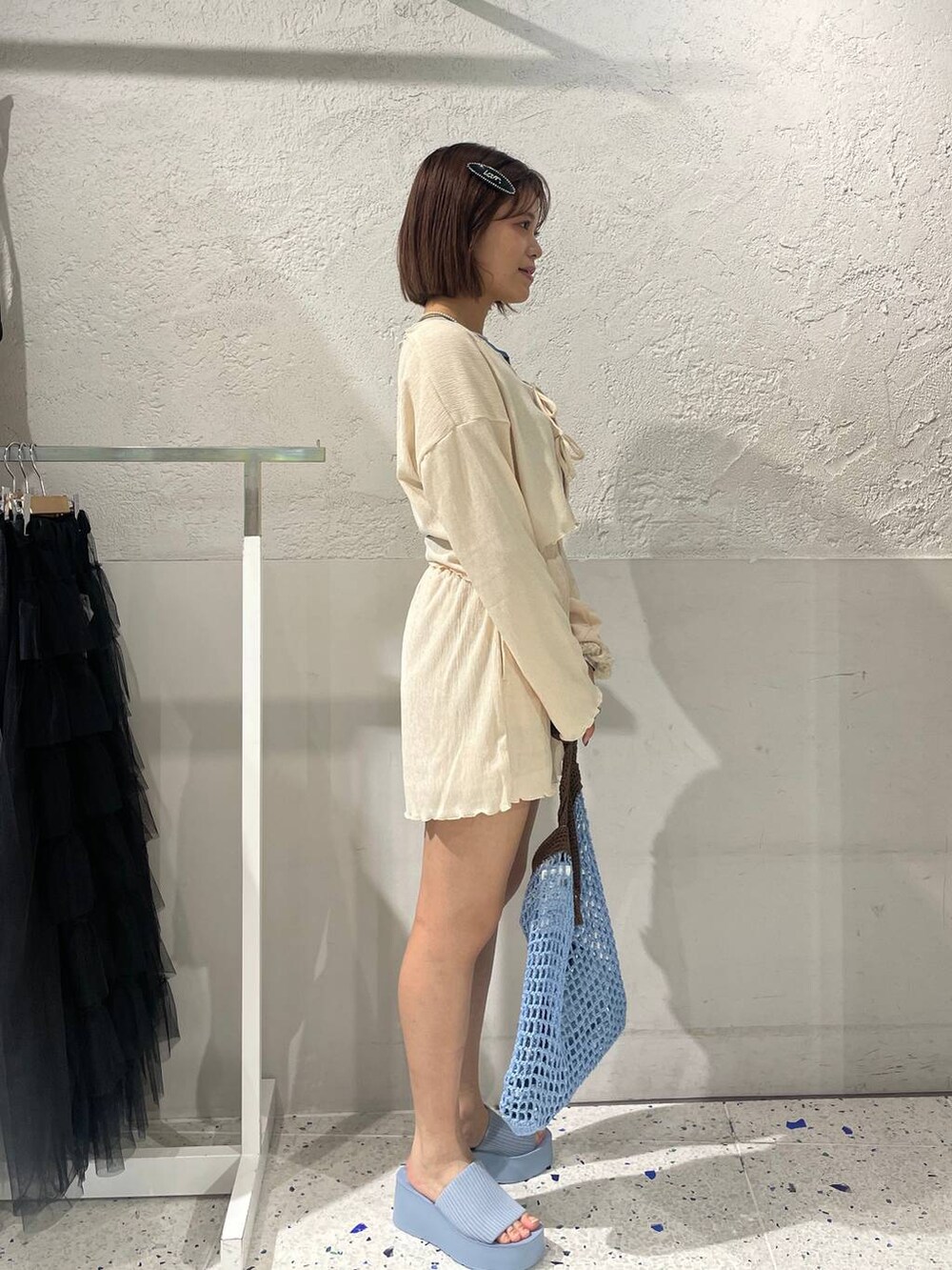 ブルー系のショルダーバッグ、ブルー系のサンダル、ブルー系のタンクトップを着用したレディースの春コーディネートの3枚目の写真