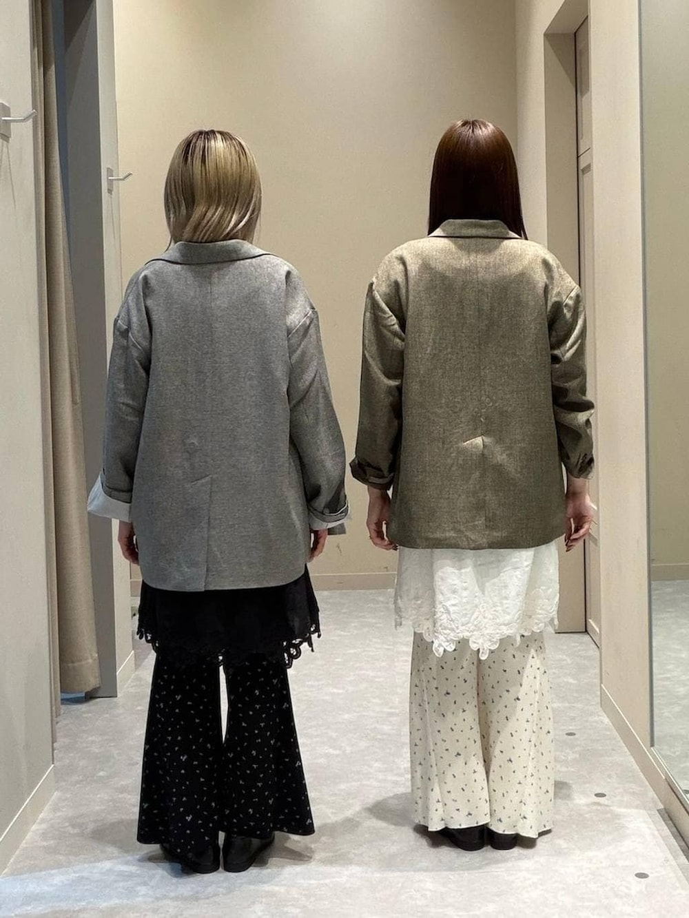 グレー系のテーラードジャケット、ブラック系のローファー、ブラウン系のローファーを着用したレディースの春コーディネートの3枚目の写真