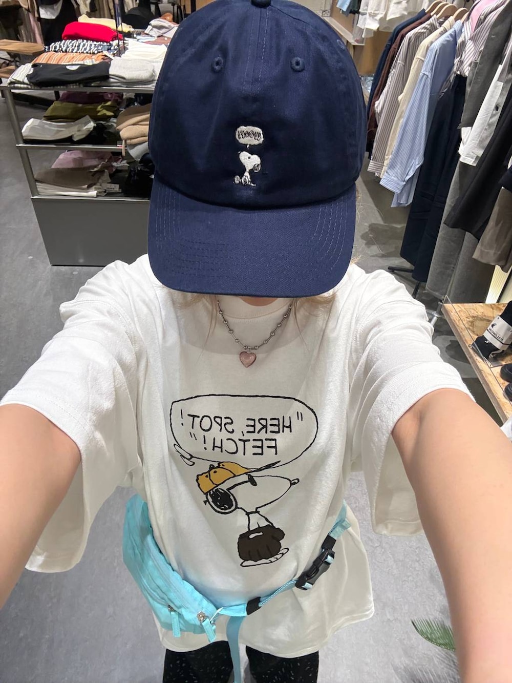 ブルー系のボディバッグ/ウエストポーチ、ブラック系のその他パンツ、ホワイト系のTシャツ/カットソーを着用したレディースの春コーディネートの3枚目の写真