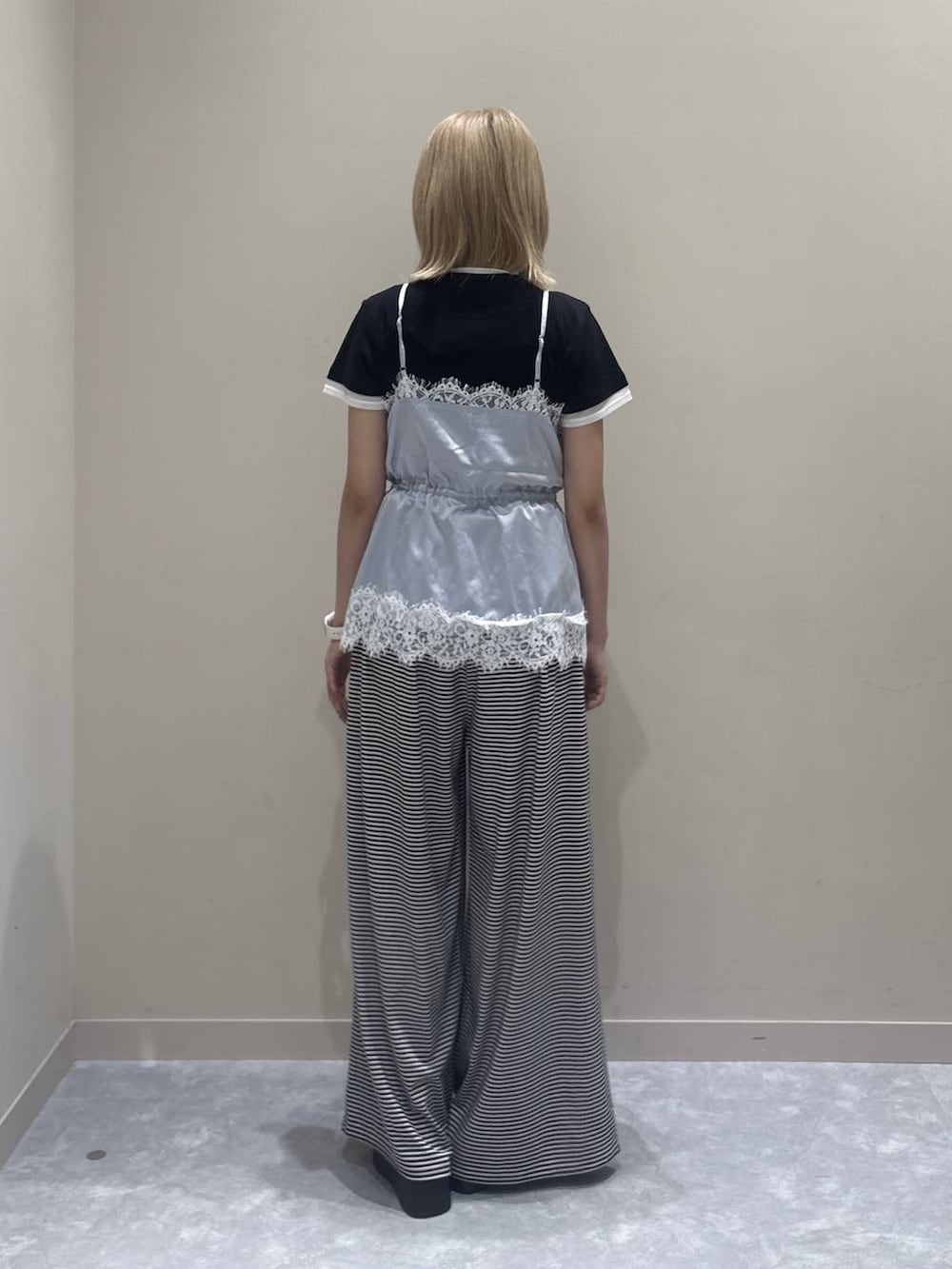 ブルー系のキャミソール、ホワイト系のその他パンツ、シルバー系のサンダルを着用したレディースの夏コーディネートの3枚目の写真