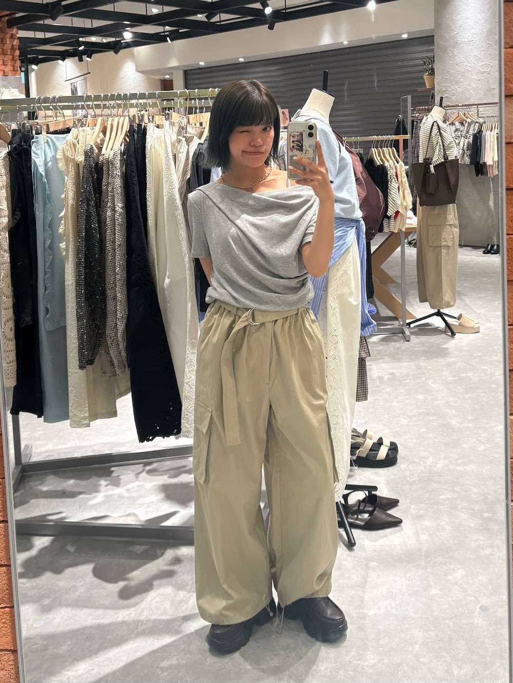 ブラウン系のローファー、グレー系のTシャツ/カットソー、ベージュ系のカーゴパンツを着用したレディースの春コーディネートの3枚目の写真