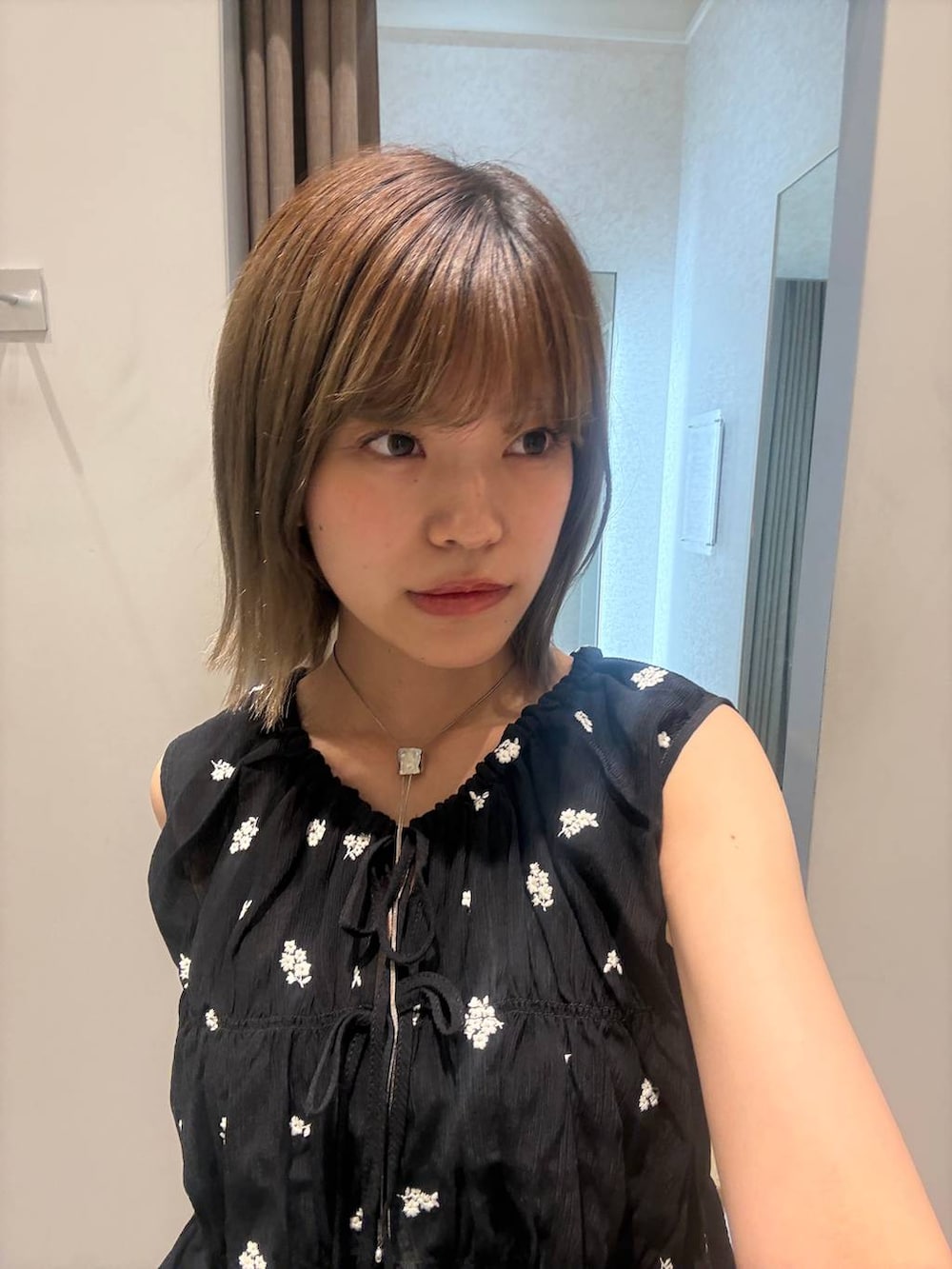 ブラック系のその他パンツ、ピンク系のサンダル、ブラック系のシャツ/ブラウスを着用したレディースの夏コーディネートの2枚目の写真