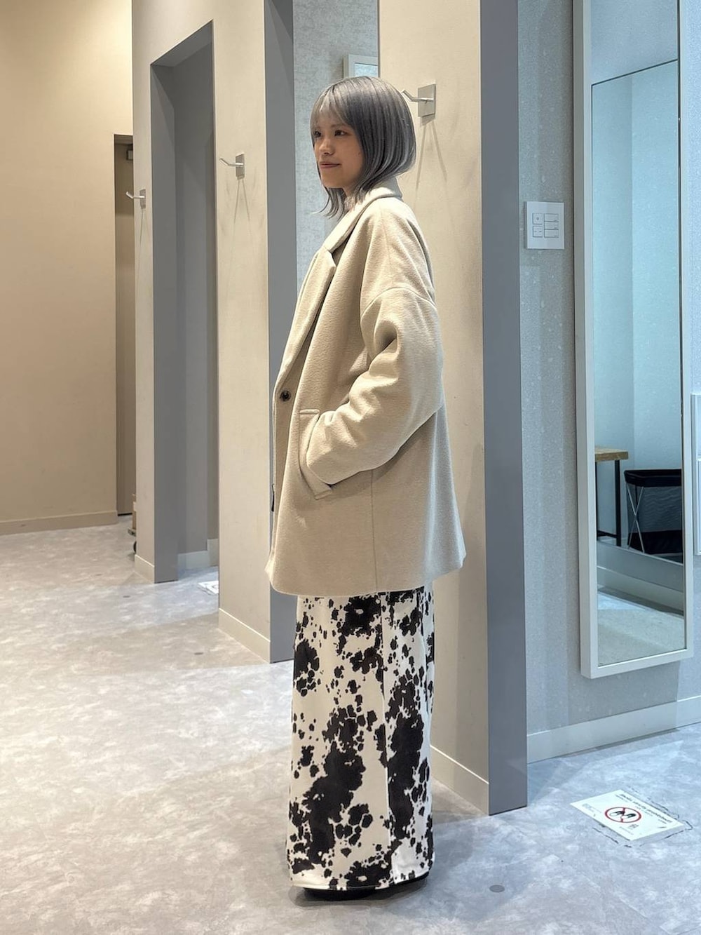 その他のスカート、ホワイト系のその他アウター、ブラウン系のニット/セーターを着用したレディースの冬コーディネートの4枚目の写真