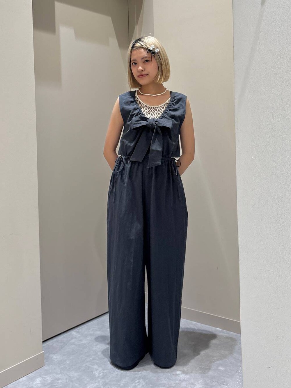 ホワイト系のTシャツ/カットソー、イエロー系のシャツ/ブラウス、ブラック系のサンダルを着用したレディースの春コーディネートの6枚目の写真