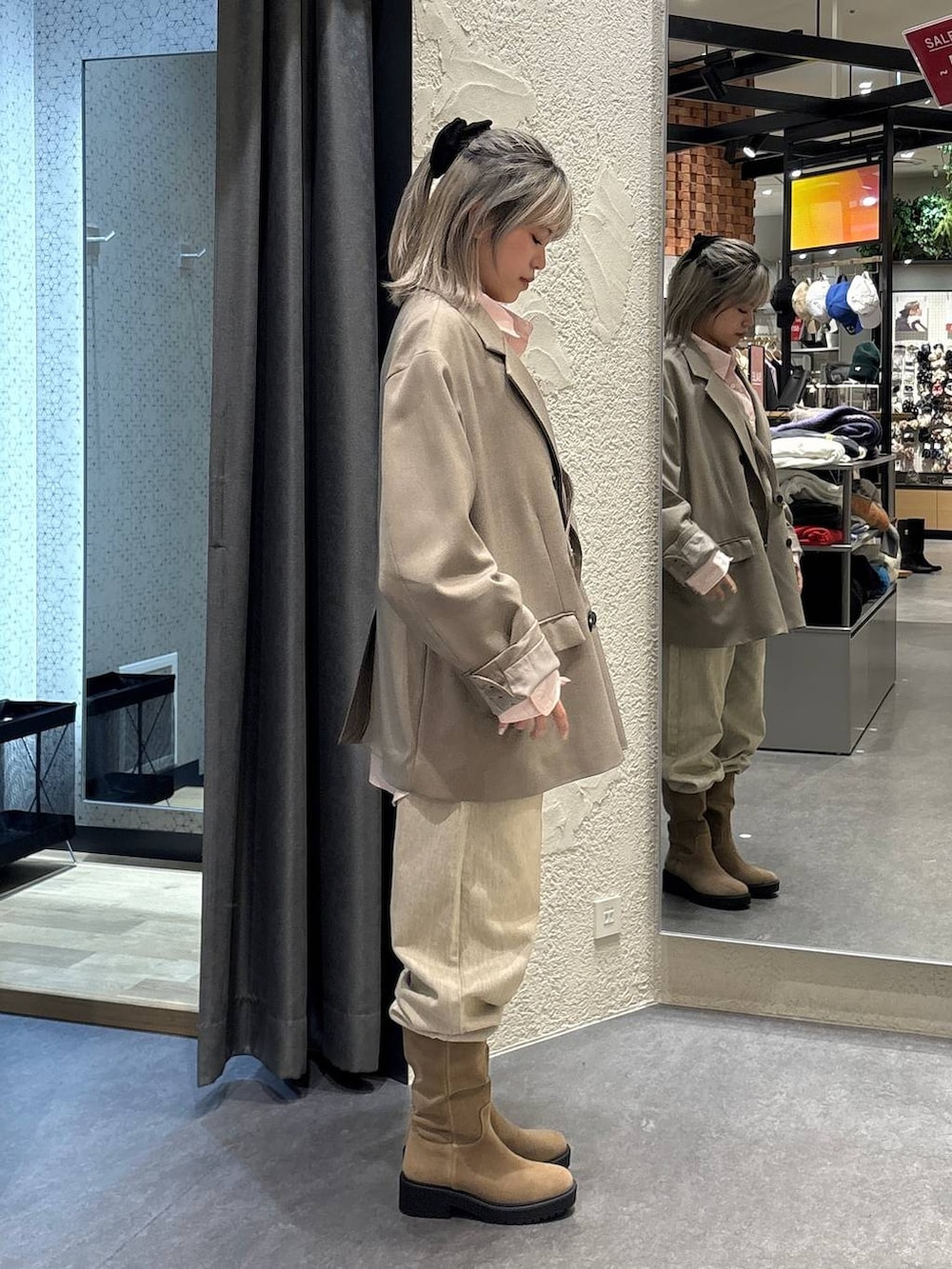 ベージュ系のデニムパンツ、ベージュ系のブーツ、ベージュ系のテーラードジャケットを着用したレディースの冬コーディネートの4枚目の写真