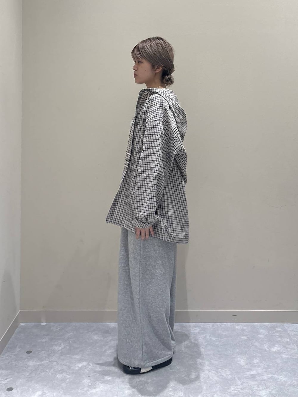 グレー系のキャミソール、ベージュ系のシャツ/ブラウス、グレー系のサロペット/オーバーオールを着用したレディースの春コーディネートの4枚目の写真