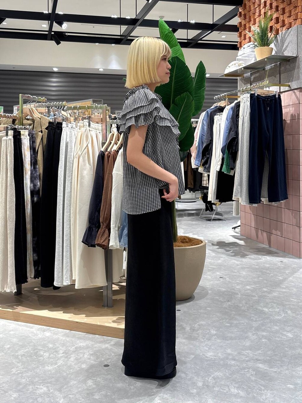 その他のシャツ/ブラウス、ブラック系のスカート、シルバー系のサンダルを着用したレディースの夏コーディネートの4枚目の写真