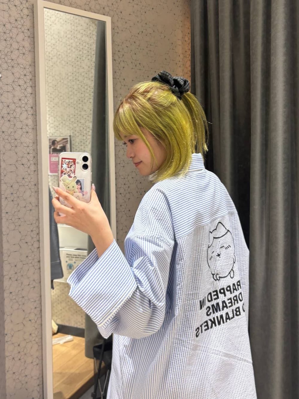 ブルー系のルームウェア/パジャマを着用したレディースの冬コーディネートの2枚目の写真