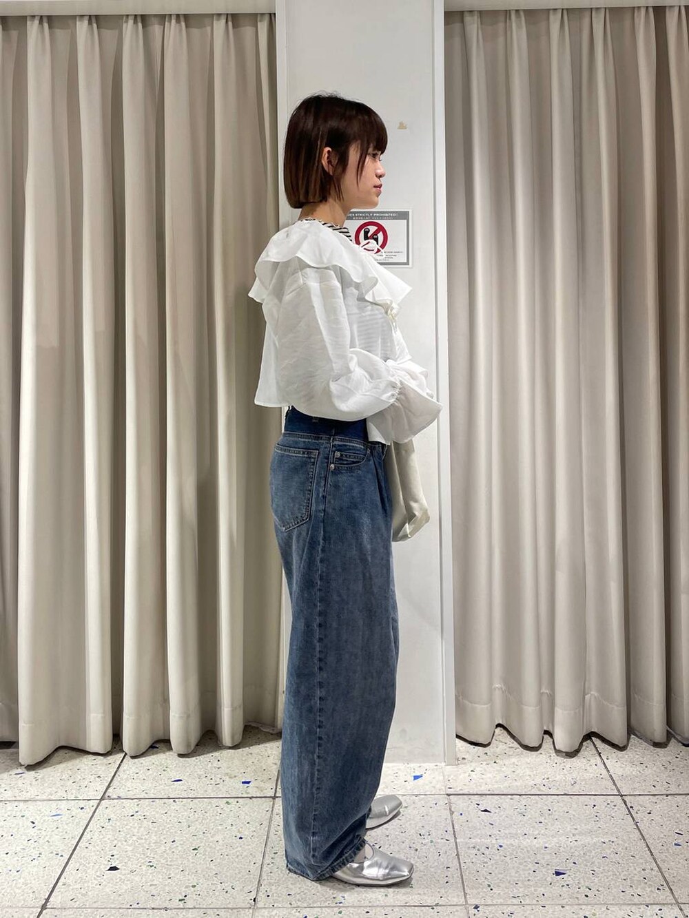 ホワイト系のトートバッグ、シルバー系のパンプス、ホワイト系のTシャツ/カットソーを着用したレディースの春コーディネートの2枚目の写真