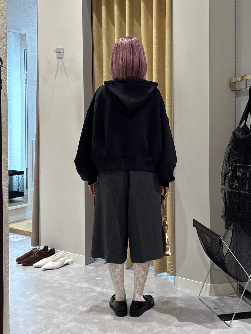 グレー系のその他パンツ、その他のショルダーバッグ、ブラック系のローファーを着用したレディースの秋コーディネートの3枚目の写真