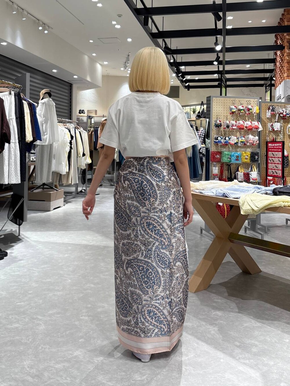 シルバー系のサンダル、ホワイト系のTシャツ/カットソー、パープル系のスラックスを着用したレディースの春コーディネートの3枚目の写真