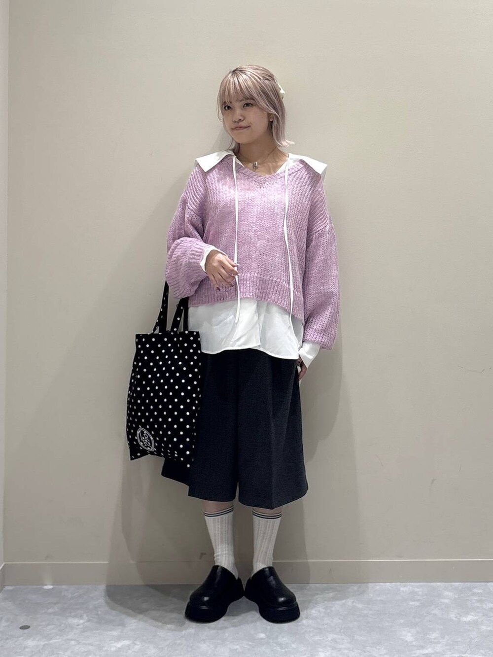 その他のトートバッグ、グレー系のその他パンツ、ブラック系のサンダルを着用したレディースの秋コーディネートの5枚目の写真