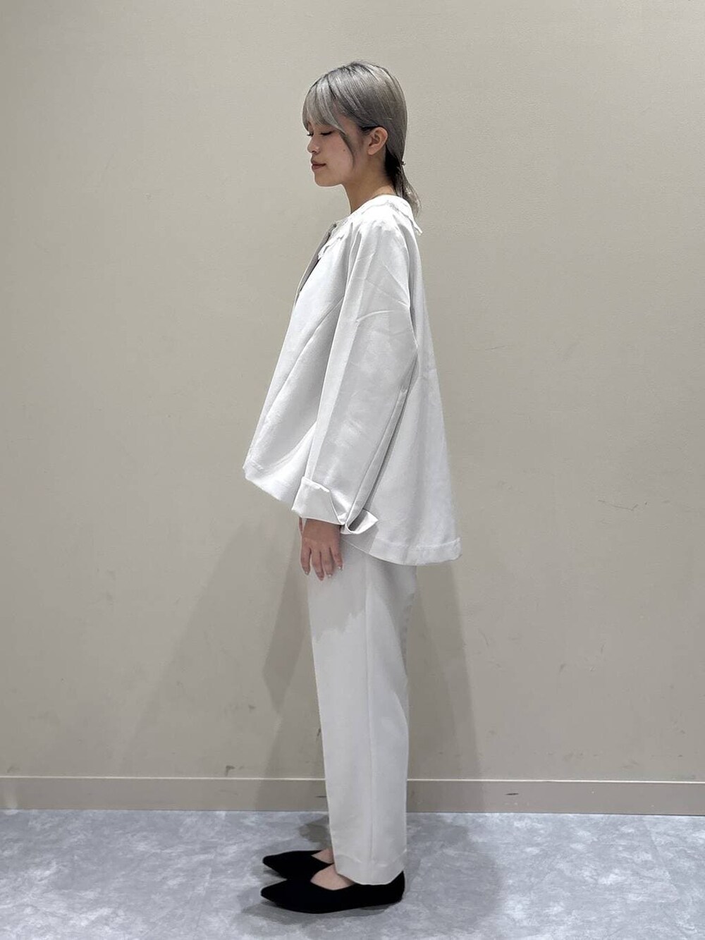 ホワイト系のテーラードジャケット、ホワイト系のその他パンツ、ブラック系のパンプスを着用したレディースの冬コーディネートの4枚目の写真