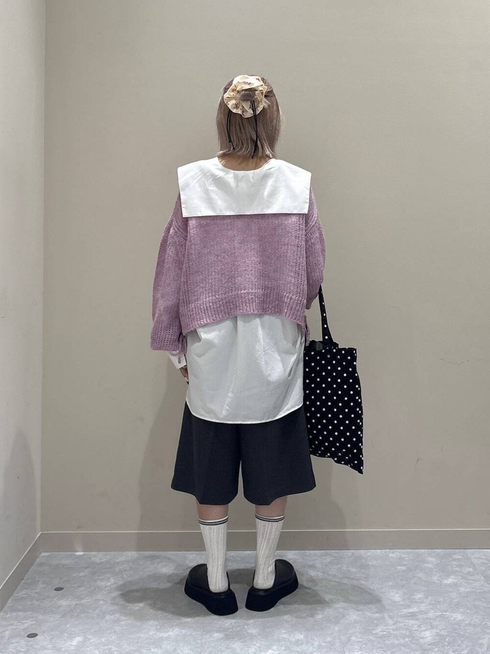 その他のトートバッグ、グレー系のその他パンツ、ブラック系のサンダルを着用したレディースの秋コーディネートの3枚目の写真