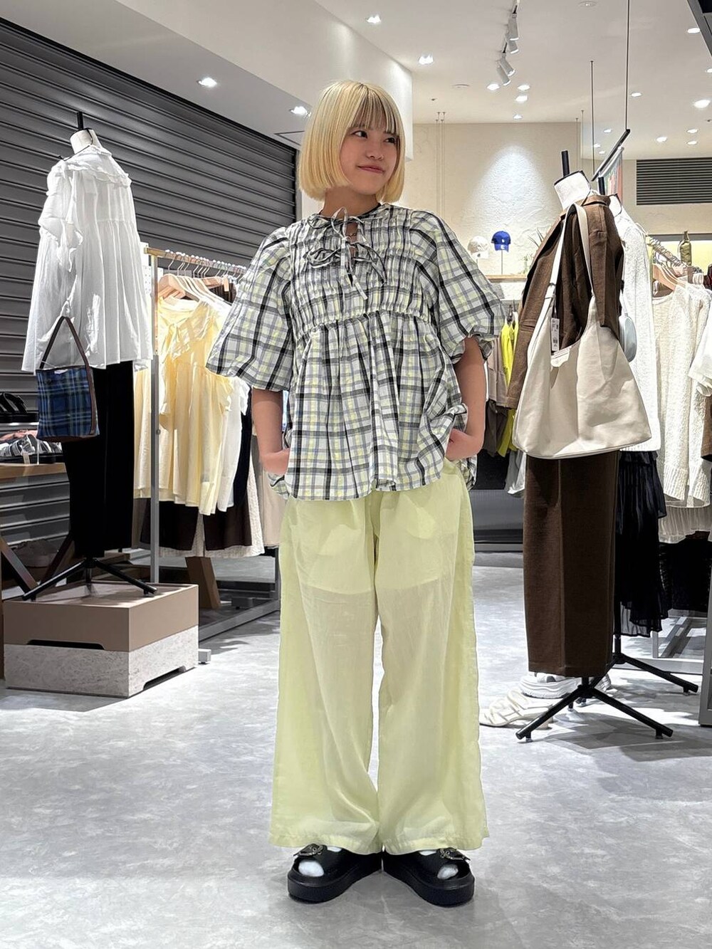 グリーン系のその他パンツ、ホワイト系のシャツ/ブラウス、ブラック系のサンダルを着用したレディースの夏コーディネートの5枚目の写真