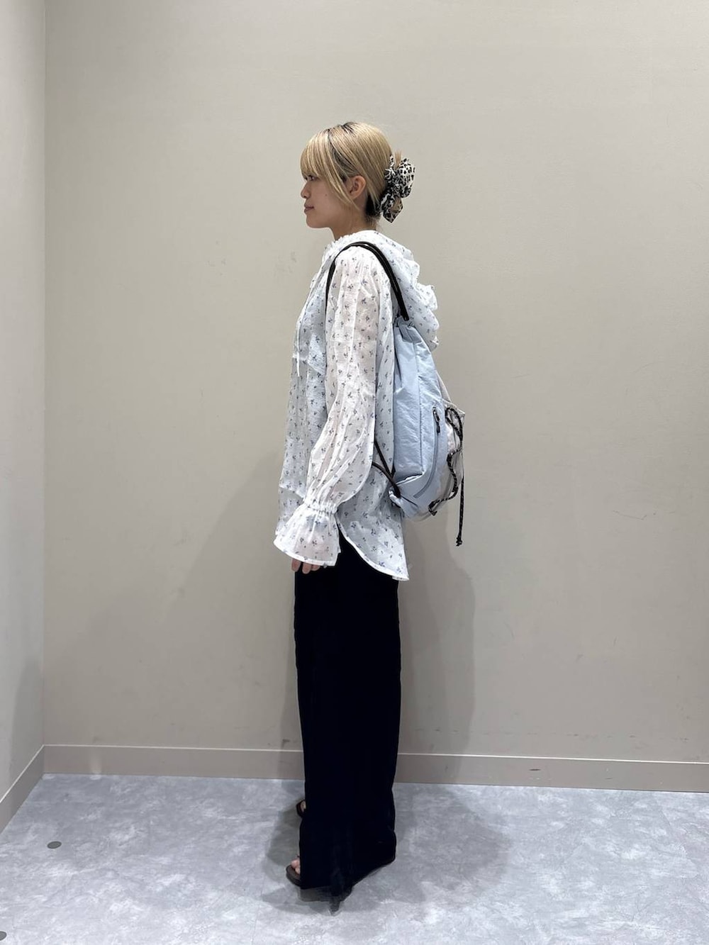 その他のシャツ/ブラウス、ブラウン系のサンダル、ブラック系のその他パンツを着用したレディースの夏コーディネートの2枚目の写真