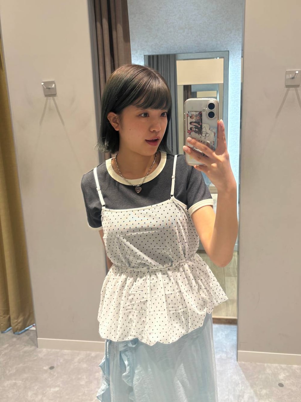 ブラック系のサンダル、グレー系のTシャツ/カットソー、ホワイト系のその他パンツを着用したレディースの春コーディネートの2枚目の写真