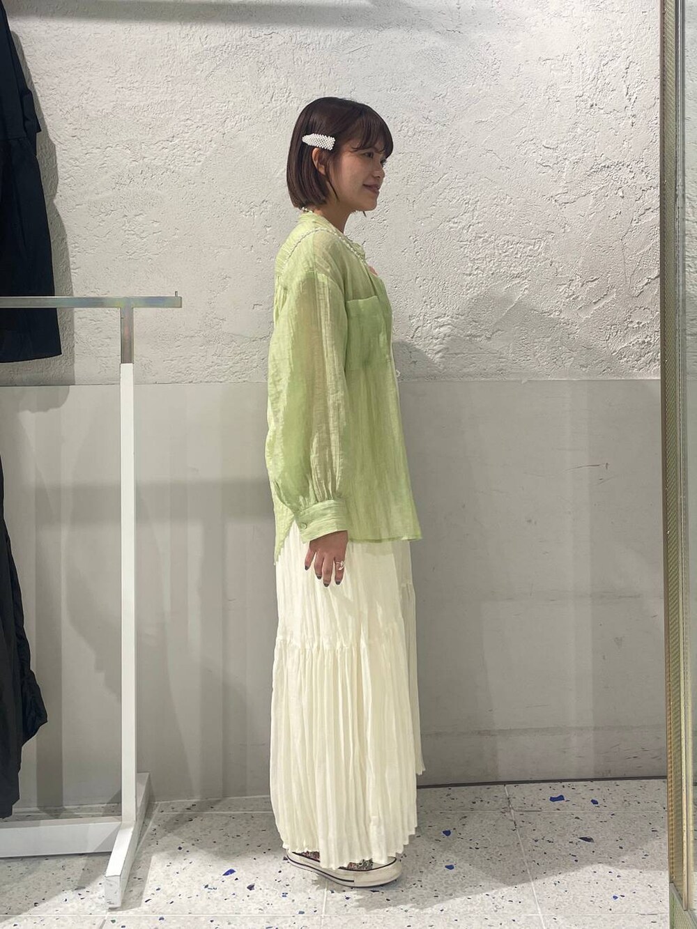 ホワイト系のカーゴパンツ、ピンク系のキャミソール、グリーン系のシャツ/ブラウスを着用したレディースの春コーディネートの2枚目の写真