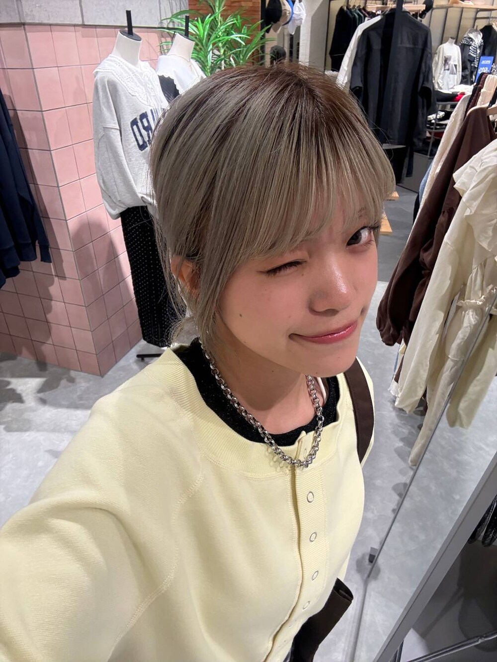 イエロー系のスウェット、ブラック系のTシャツ/カットソー、その他のネックレスを着用したレディースの冬コーディネートの2枚目の写真