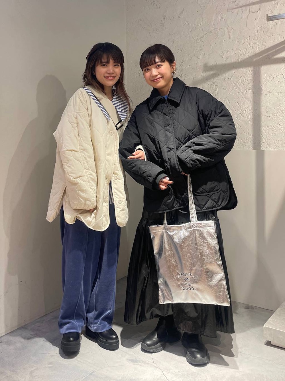 ホワイト系のボディバッグ/ウエストポーチ、ブラック系のミリタリージャケット、その他のシャツ/ブラウスを着用したレディースの冬コーディネートの2枚目の写真