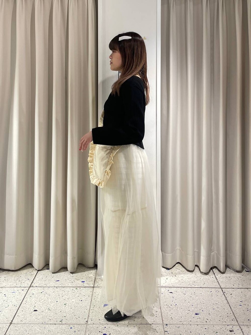 ホワイト系のその他パンツ、ブラック系のカーディガン/ボレロ、ホワイト系のスカートを着用したレディースの春コーディネートの4枚目の写真