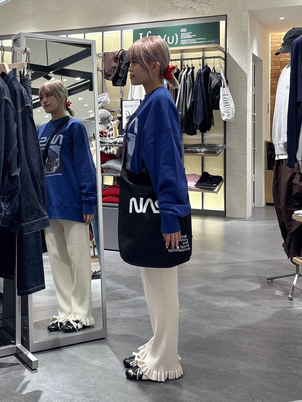 ホワイト系のその他パンツ、ブルー系のスウェット、ブラック系のトートバッグを着用したレディースの秋コーディネートの3枚目の写真