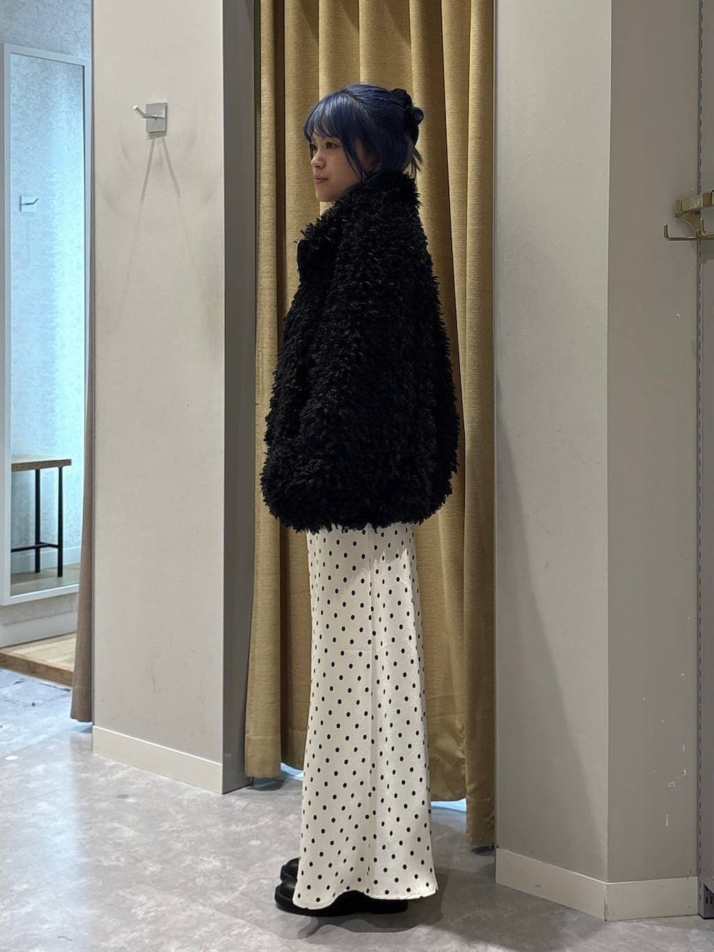 ホワイト系のスカート、ピンク系のTシャツ/カットソー、ブラック系のブーツを着用したレディースの冬コーディネートの2枚目の写真