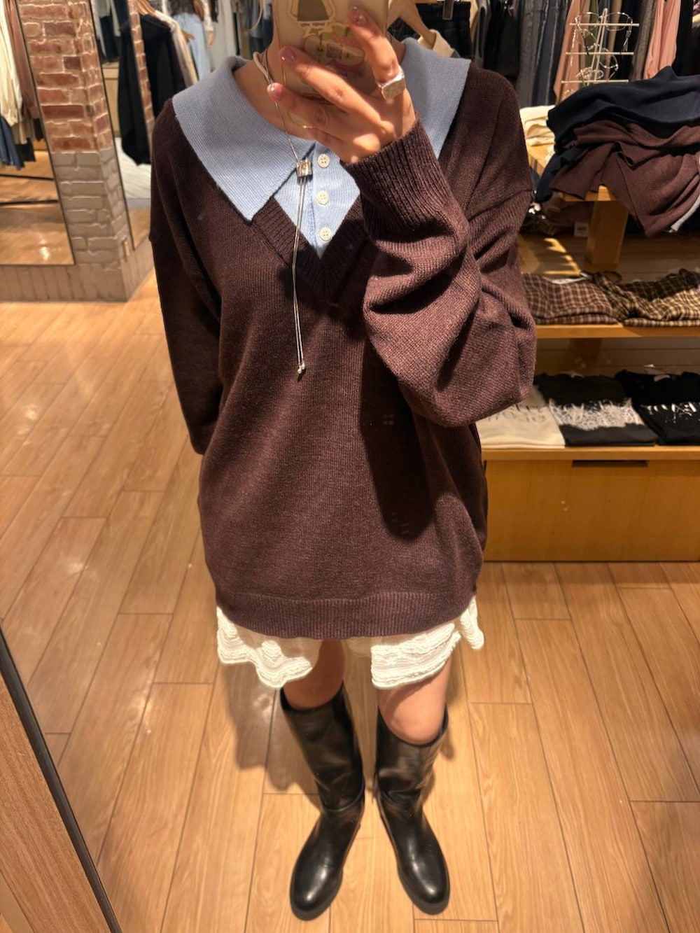 ブラウン系のニット/セーターを着用したレディースの秋コーディネートの3枚目の写真
