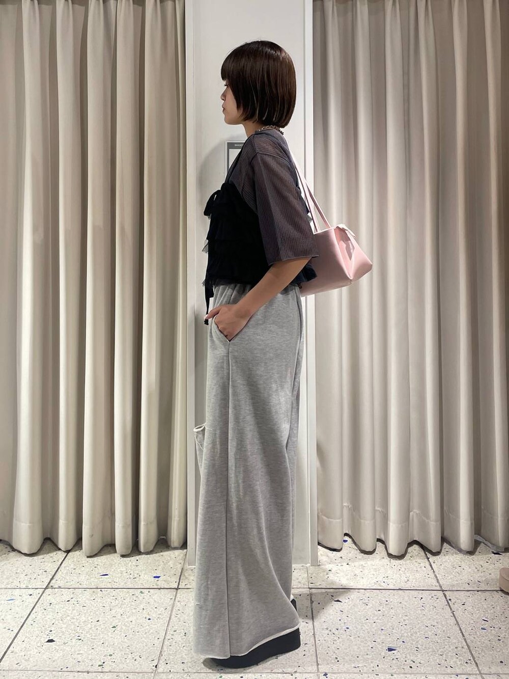 シルバー系のサンダル、グレー系のTシャツ/カットソー、ブラック系のキャミソールを着用したレディースの夏コーディネートの2枚目の写真