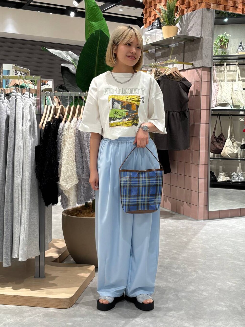 シルバー系のサンダル、ブルー系のトートバッグ、ブルー系のその他パンツを着用したレディースの夏コーディネートの2枚目の写真