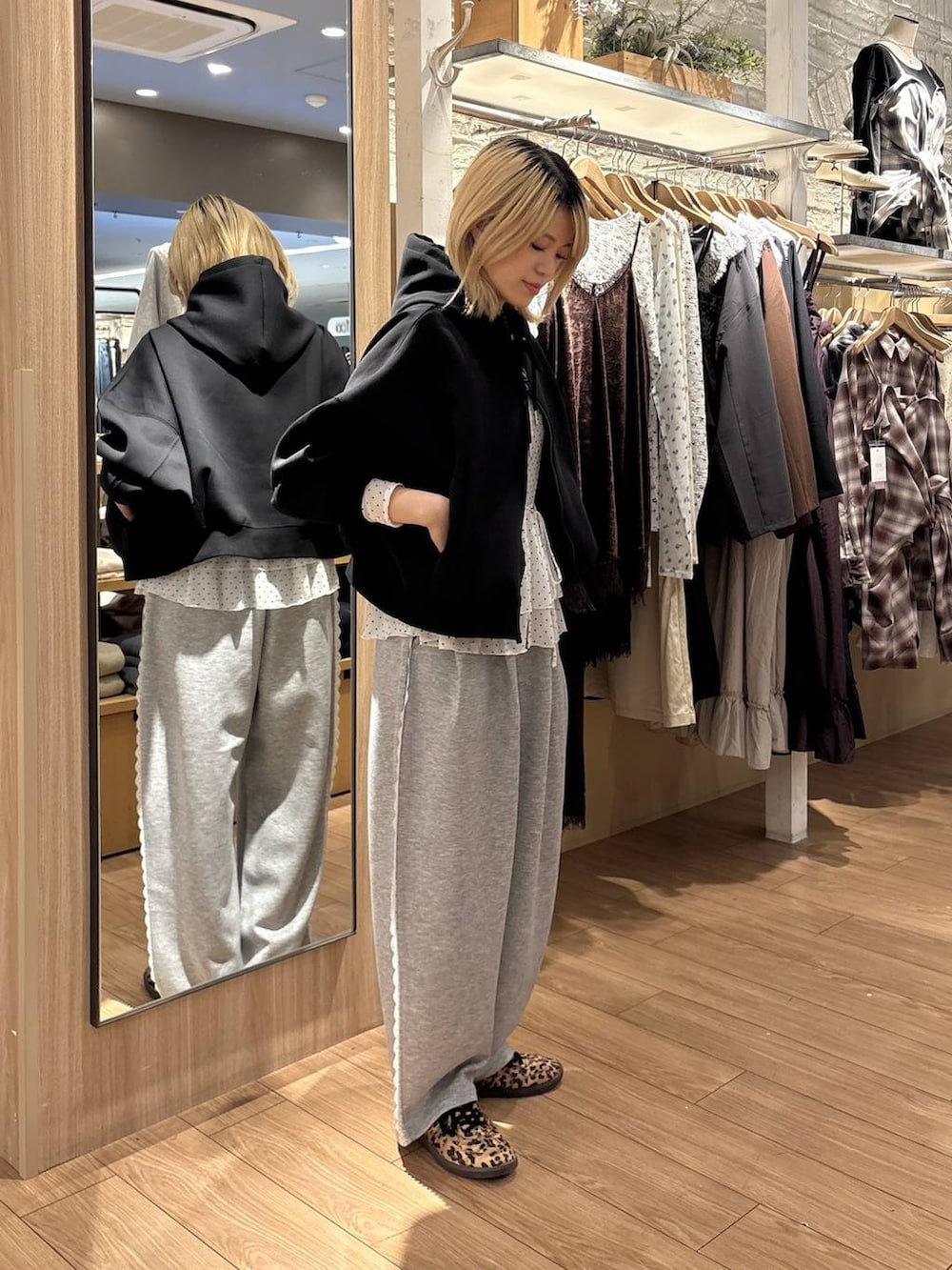 ホワイト系のTシャツ/カットソー、グレー系のスウェットパンツ、ブラック系のパーカーを着用したレディースの秋コーディネートの3枚目の写真
