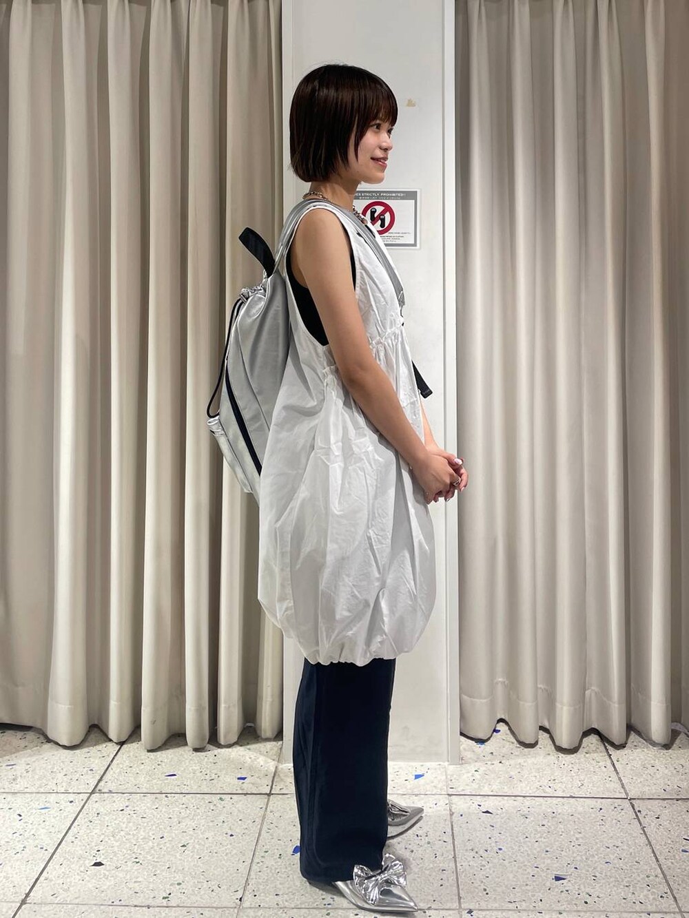 シルバー系のパンプス、ブルー系のカーゴパンツ、ホワイト系のTシャツ/カットソーを着用したレディースの夏コーディネートの4枚目の写真