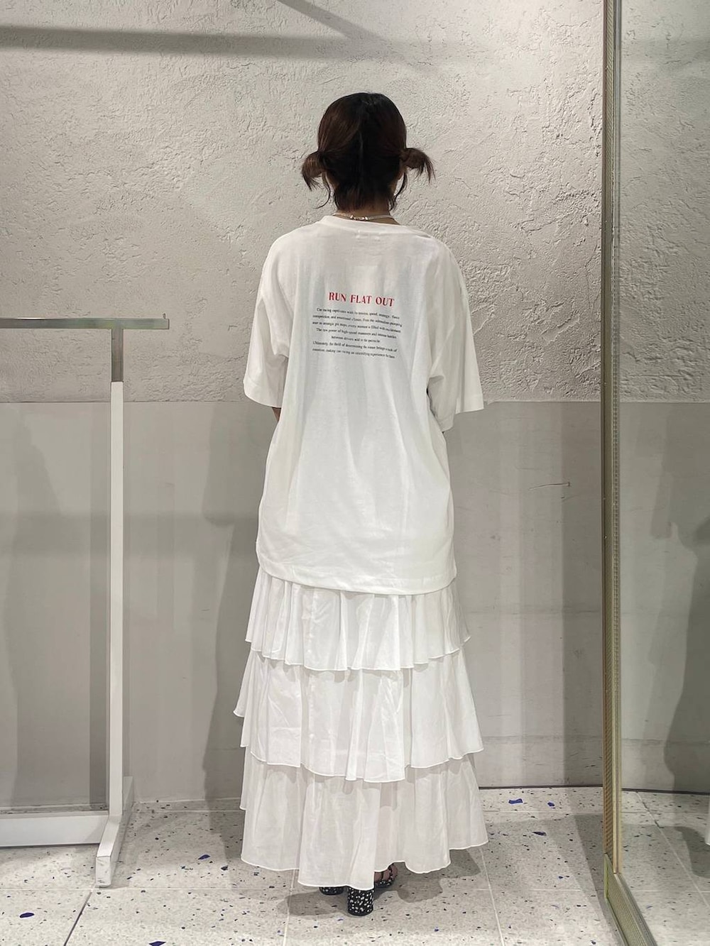 ブラック系のサンダル、ホワイト系のTシャツ/カットソー、ブルー系のハンドバッグを着用したレディースの夏コーディネートの3枚目の写真