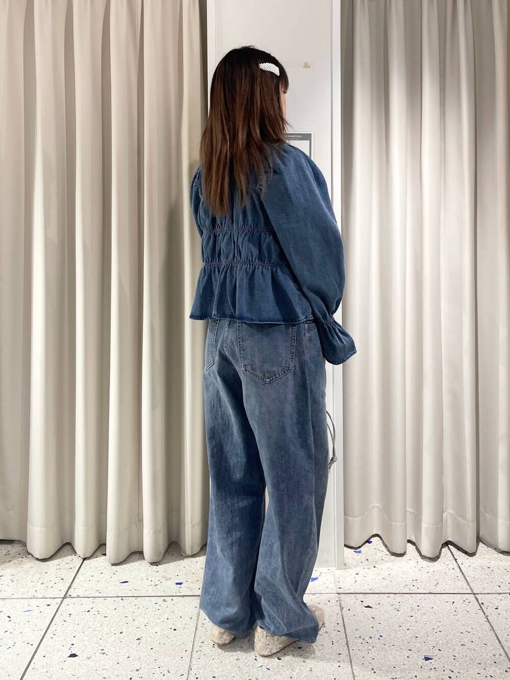 ホワイト系のTシャツ/カットソー、ブルー系のシャツ/ブラウス、ホワイト系のベストを着用したレディースの冬コーディネートの3枚目の写真