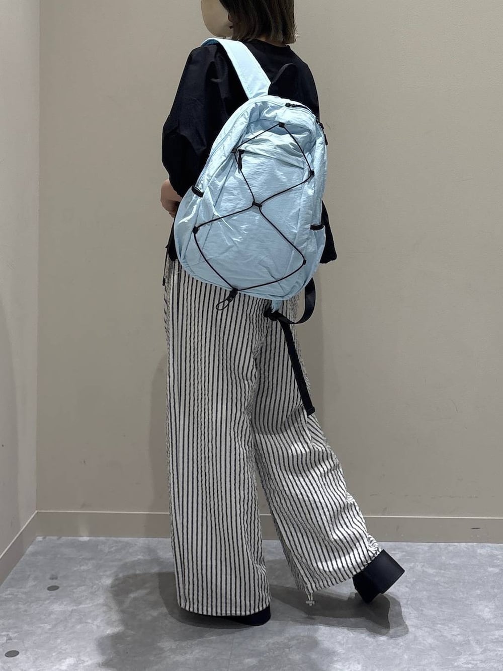 シルバー系のサンダル、ブラック系のシャツ/ブラウス、ブルー系のバックパック/リュックを着用したレディースの春コーディネートの7枚目の写真