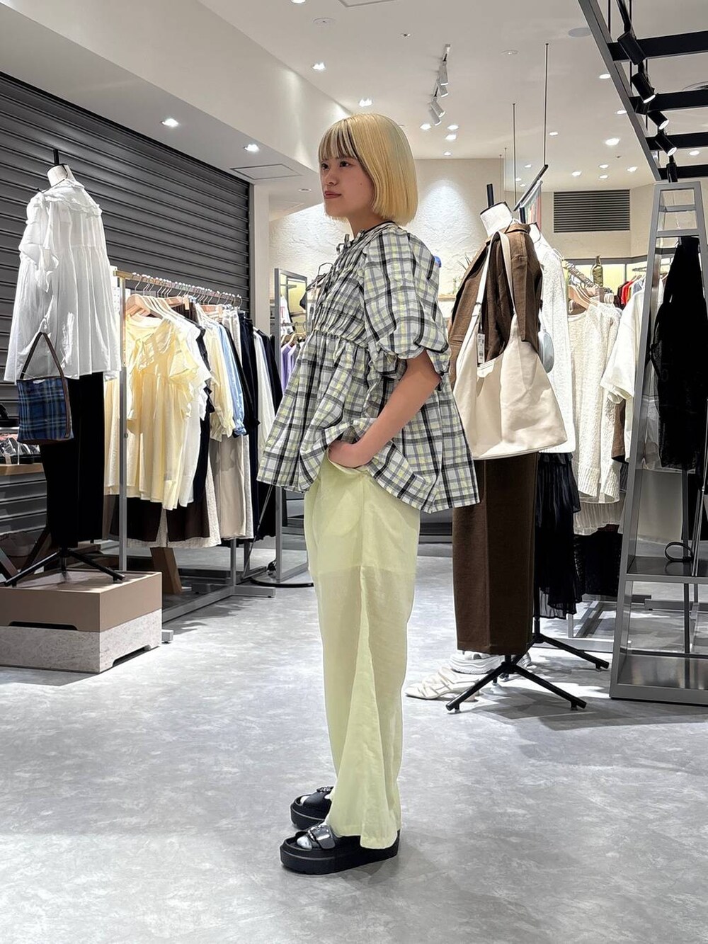 グリーン系のその他パンツ、ホワイト系のシャツ/ブラウス、ブラック系のサンダルを着用したレディースの夏コーディネートの2枚目の写真
