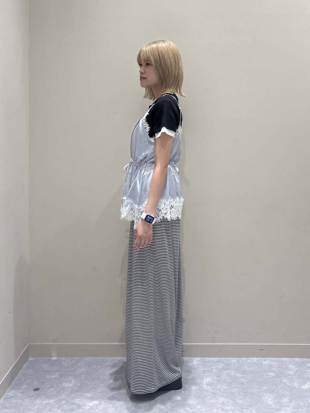 ブルー系のキャミソール、ホワイト系のその他パンツ、シルバー系のサンダルを着用したレディースの夏コーディネートの2枚目の写真