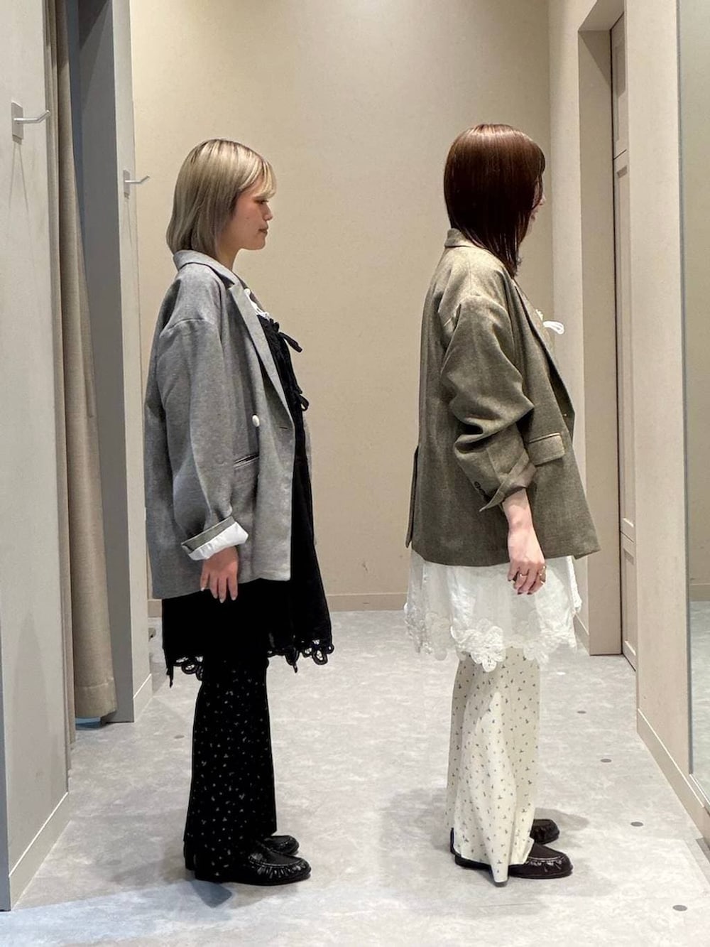 グレー系のテーラードジャケット、ブラック系のローファー、ブラウン系のローファーを着用したレディースの春コーディネートの4枚目の写真