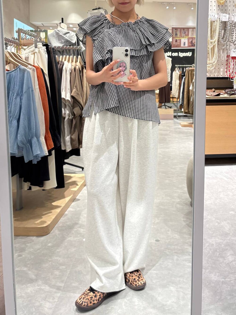 ベージュ系のキャミソール、グレー系のスウェットパンツ、その他のシャツ/ブラウスを着用したレディースの夏コーディネートの4枚目の写真