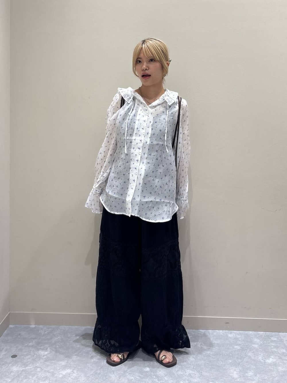 その他のシャツ/ブラウス、ブラウン系のサンダル、ブラック系のその他パンツを着用したレディースの夏コーディネートの5枚目の写真