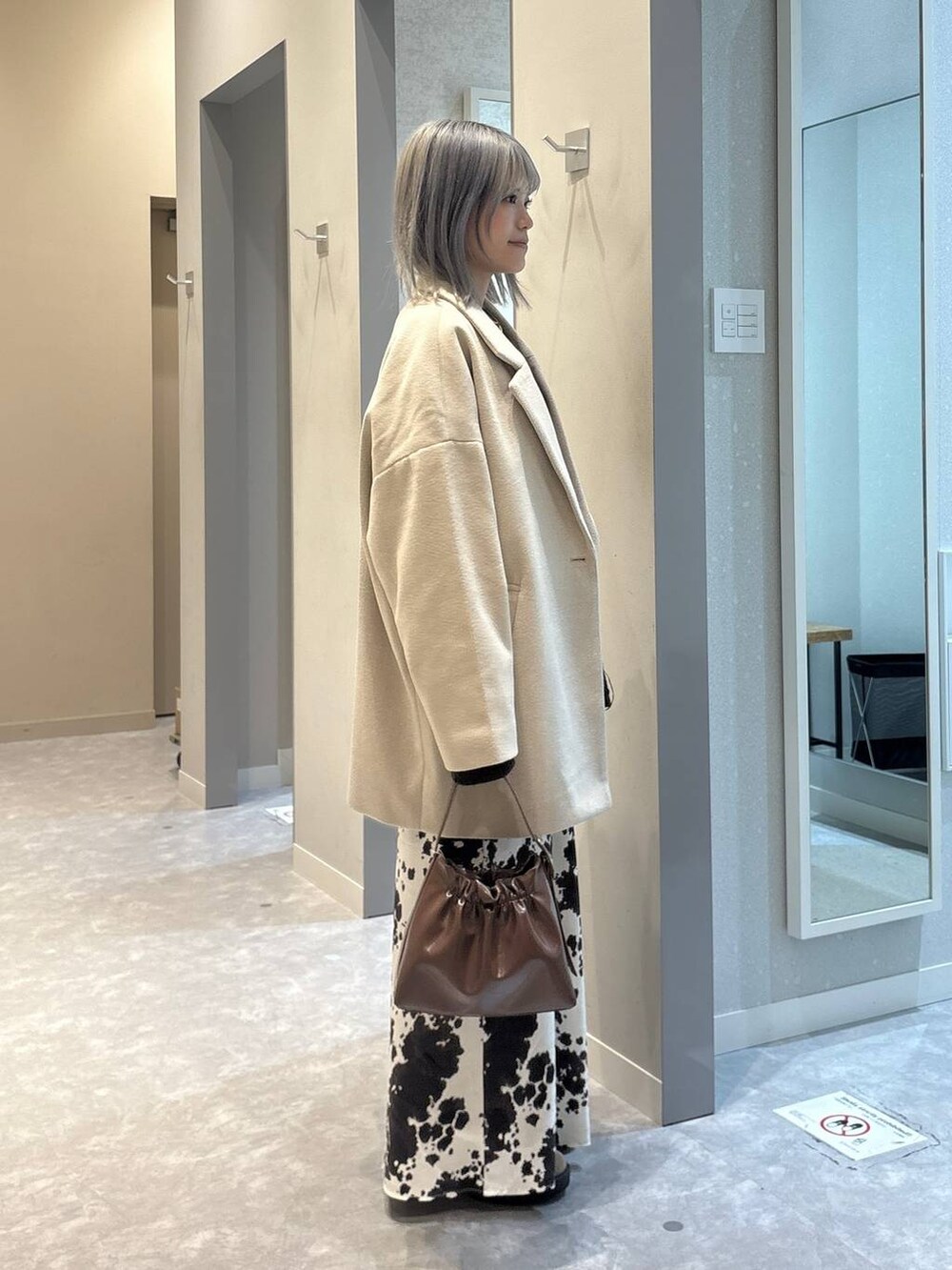 その他のスカート、ホワイト系のその他アウター、ブラウン系のニット/セーターを着用したレディースの冬コーディネートの2枚目の写真