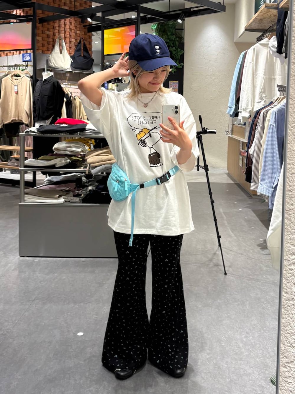 ブルー系のボディバッグ/ウエストポーチ、ブラック系のその他パンツ、ホワイト系のTシャツ/カットソーを着用したレディースの春コーディネートの5枚目の写真