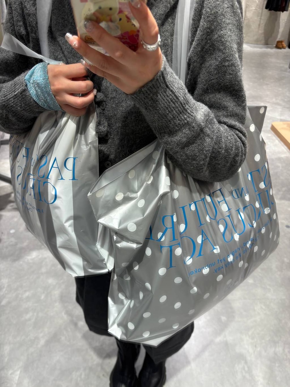 ブラック系のブーツ、グレー系のその他パンツ、グレー系のニット/セーターを着用したレディースの冬コーディネートの4枚目の写真