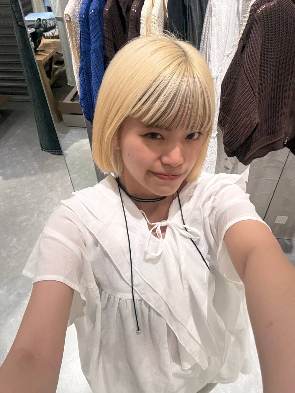 ホワイト系のシャツ/ブラウス、グレー系のネックレスを着用したレディースの春コーディネートの2枚目の写真