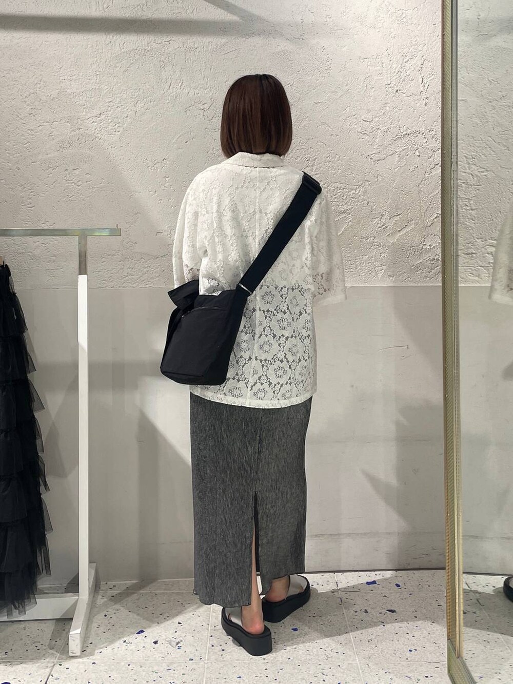 ホワイト系のシャツ/ブラウス、ホワイト系のショルダーバッグ、シルバー系のサンダルを着用したレディースの夏コーディネートの3枚目の写真