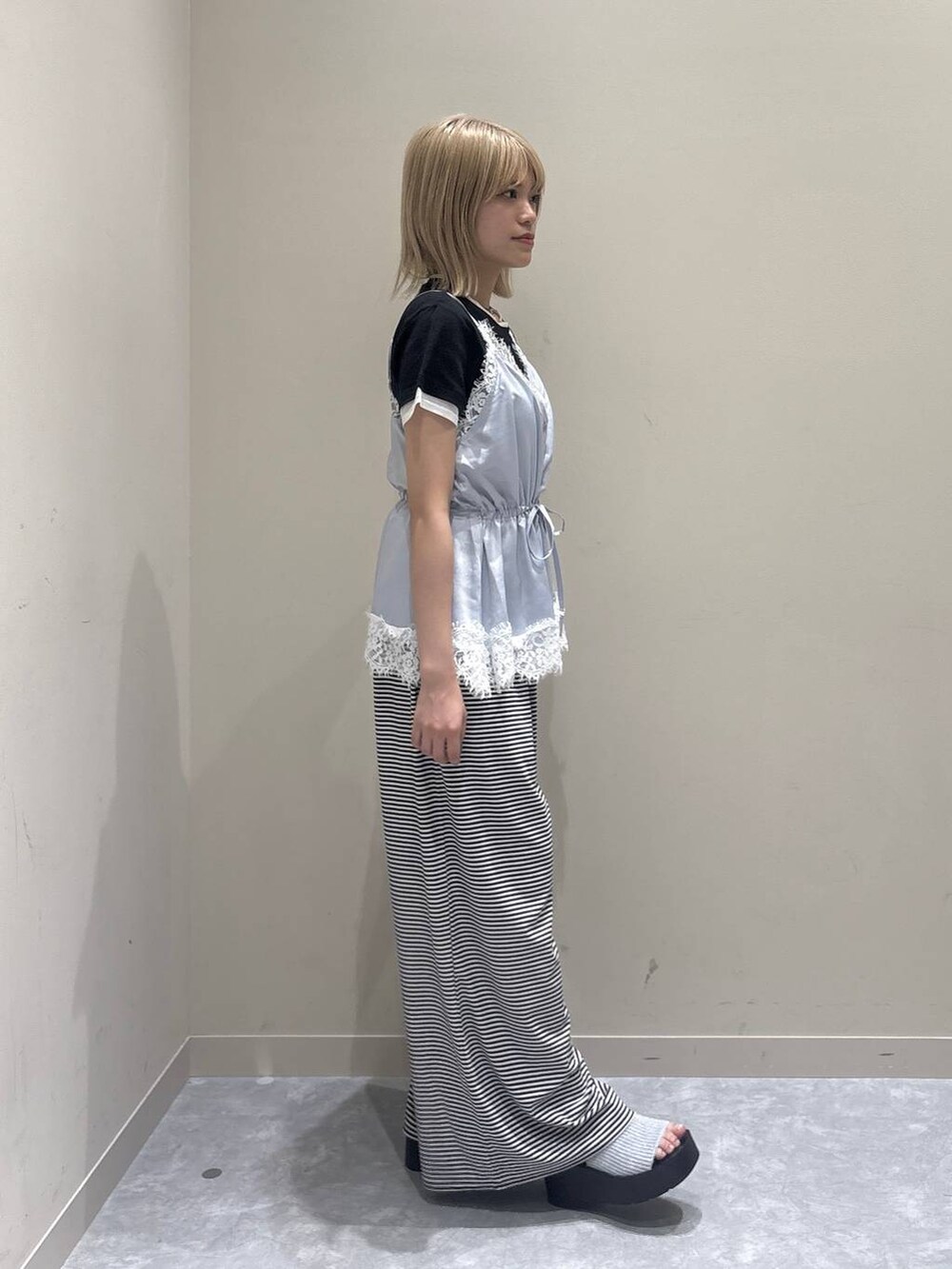 ブルー系のキャミソール、ホワイト系のその他パンツ、シルバー系のサンダルを着用したレディースの夏コーディネートの4枚目の写真