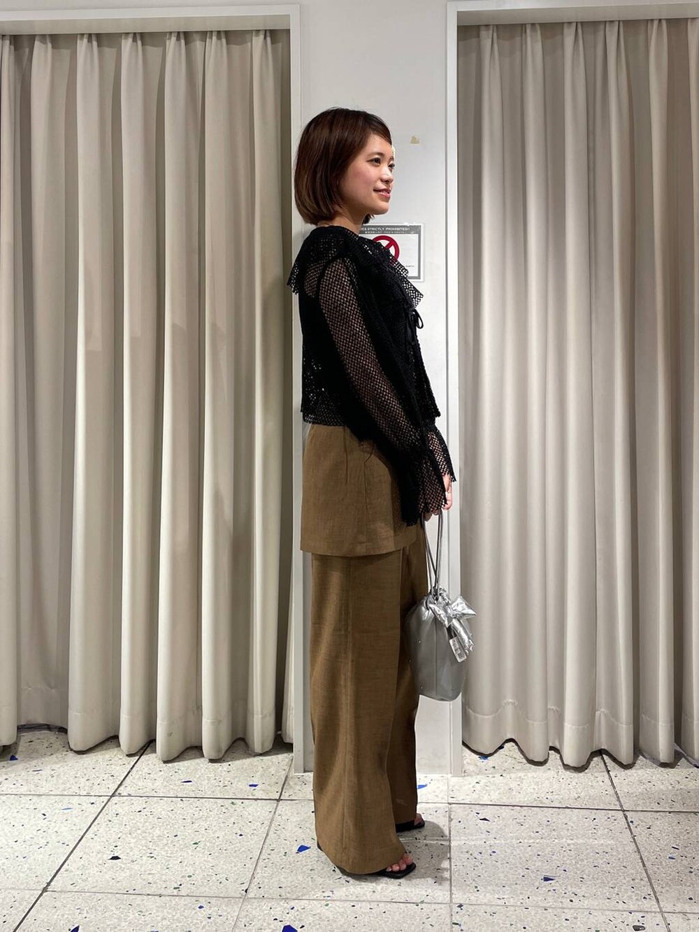ベージュ系のその他パンツ、ブラック系のシャツ/ブラウス、ブラック系のキャミソールを着用したレディースの夏コーディネートの3枚目の写真