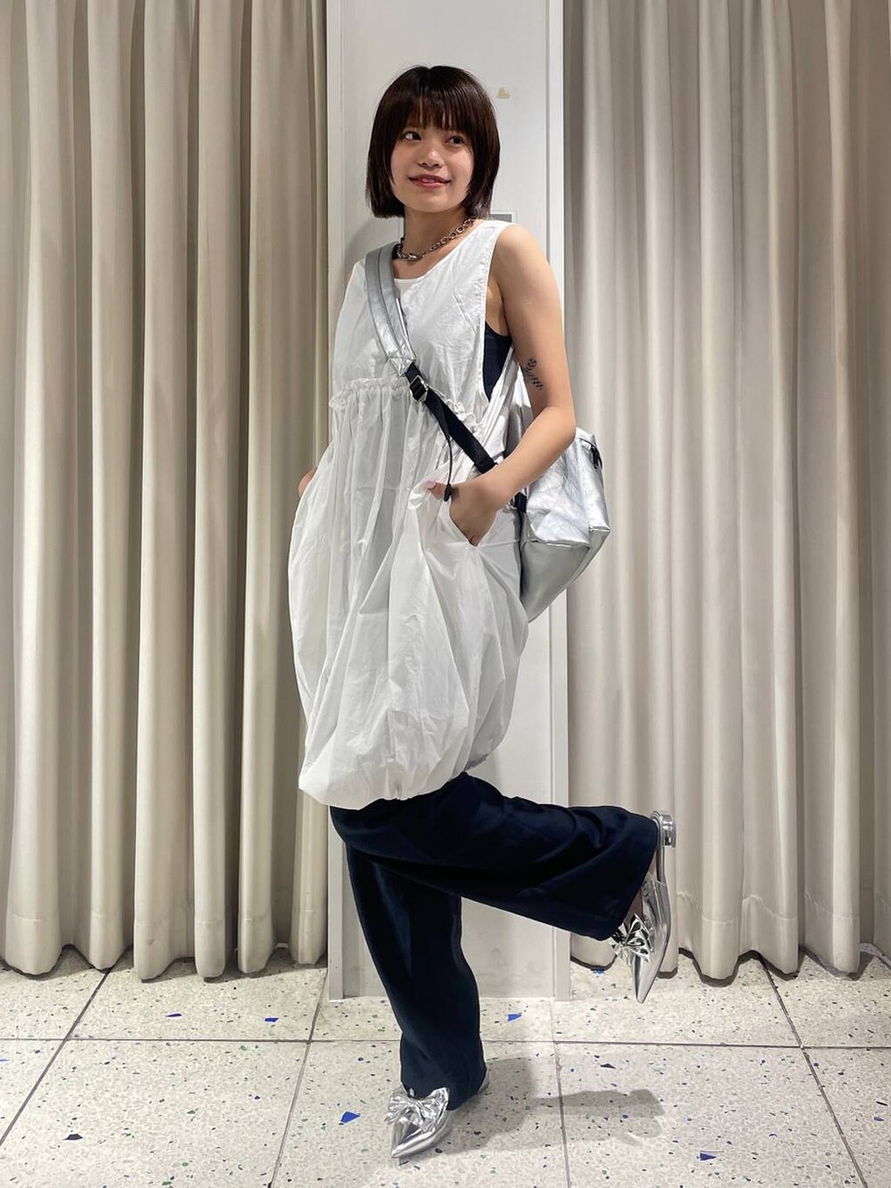 シルバー系のパンプス、ブルー系のカーゴパンツ、ホワイト系のTシャツ/カットソーを着用したレディースの夏コーディネートの5枚目の写真