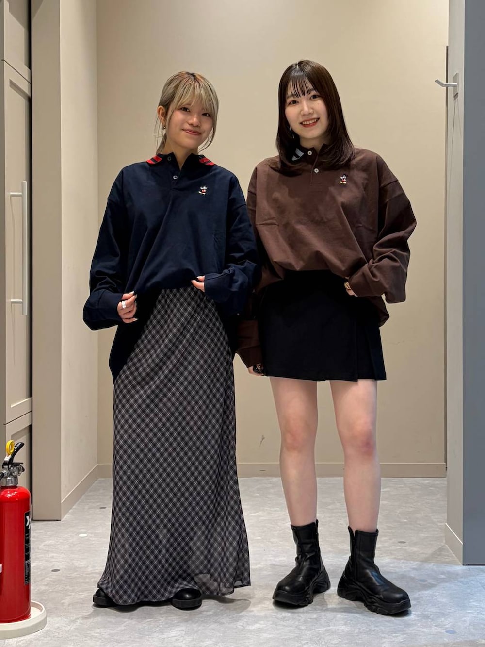 ブラック系のブーツ、ブラック系のブーツ、グレー系のスカートを着用したレディースの冬コーディネートの4枚目の写真